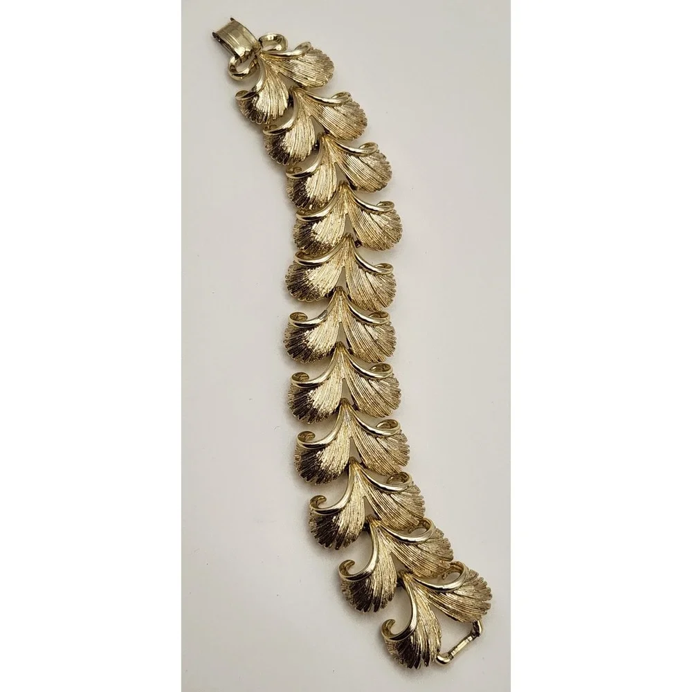 Vintage Lisner Gold Tone Textured Leaf Link Bracelet 7